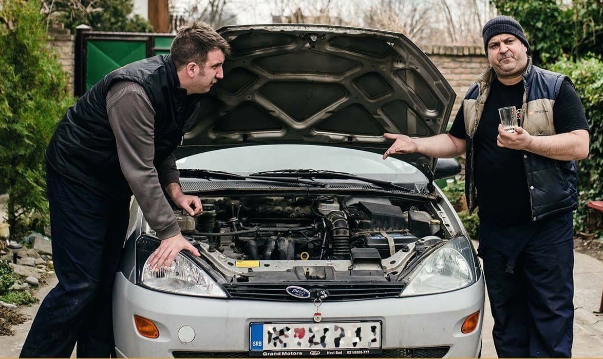 Hranislav i Mikica ispred servisa